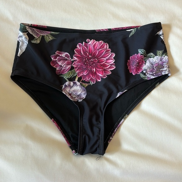 Cute bikini bottoms. Good coverage. - Picture 1 of 3